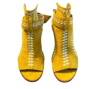 BERNARDO Mustard Split Suede Embroidered Block Heel Open Toe Sandal Size 6